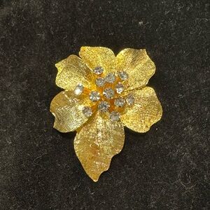 ‼️SOLD‼️VINTAGE FLOWER BROOCH